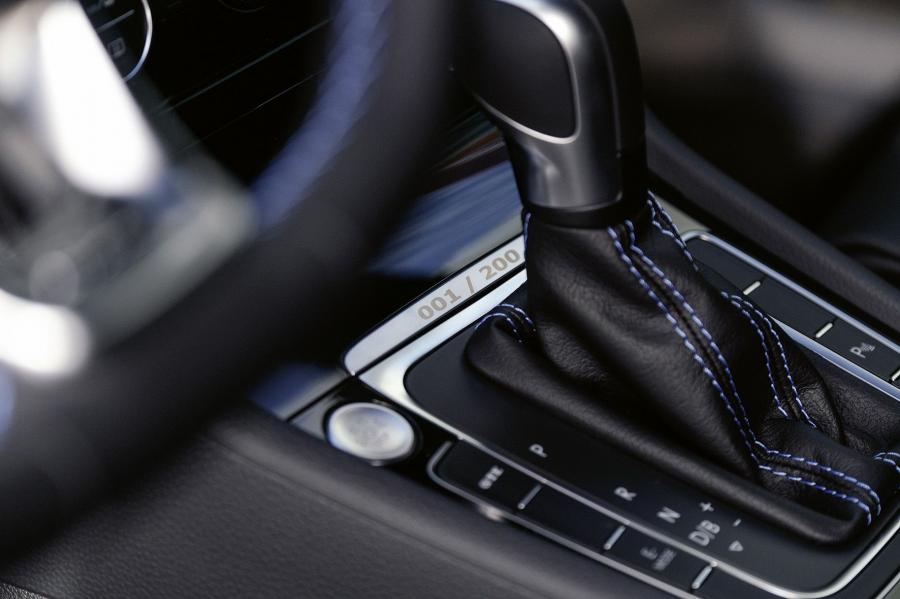 Детали интерьера Volkswagen Golf GTE Edition (Typ 5G) 2019 года  (фото 2 из 2)